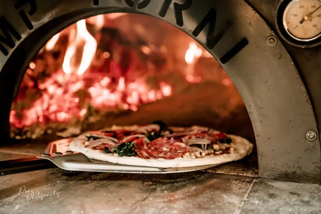 Pizza pieczona w piecu opalanym drewnem