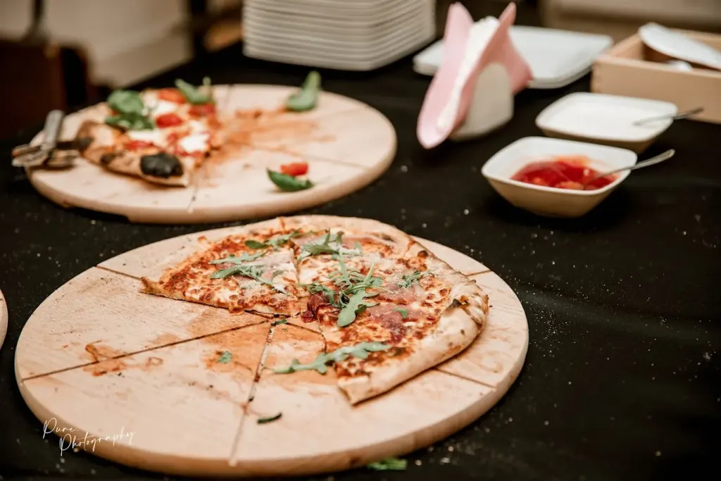 Pizza z rukolą podana na desce