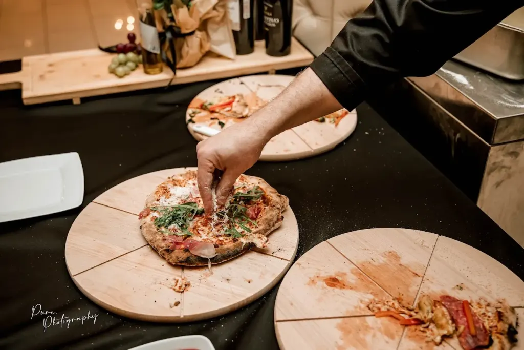 Kucharz przygotowujący pizzę