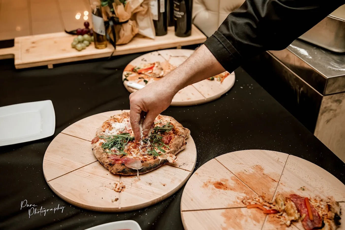 Kucharz przygotowujący pizzę