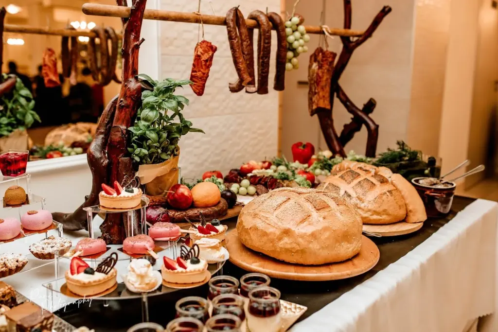 Wiejski stół z wędlinami i pieczywem